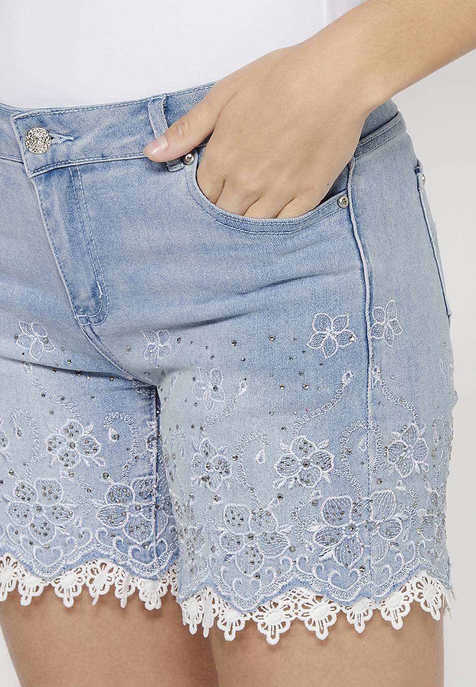 Pantalón corto short denim acabado con encaje y bordado floral con cierre delantero con cremallera y botón con detalle lazo extraíble para mujer | moda actual