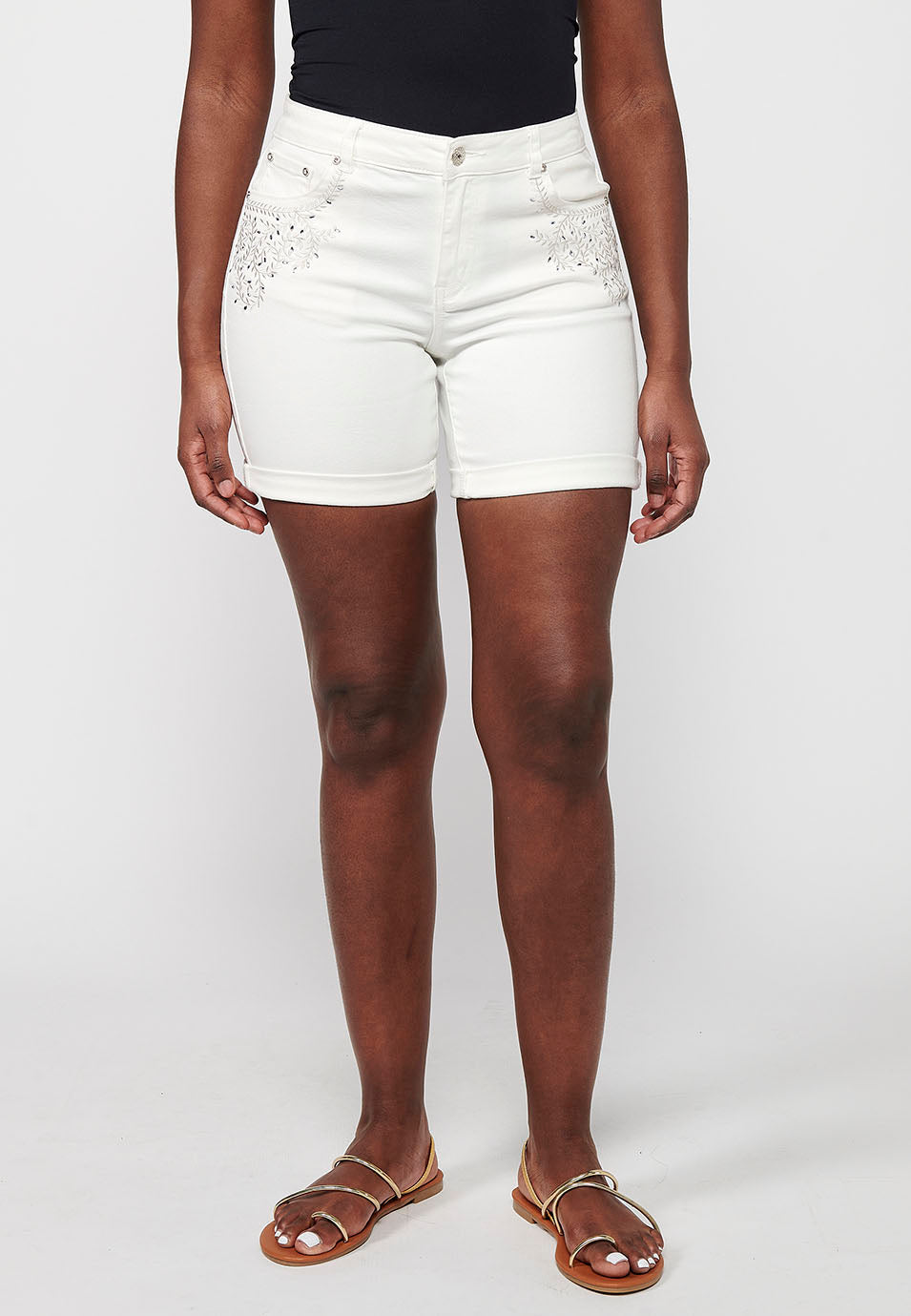 Pantalón corto acabado en vuelta con bordado, para mujer | moda actual