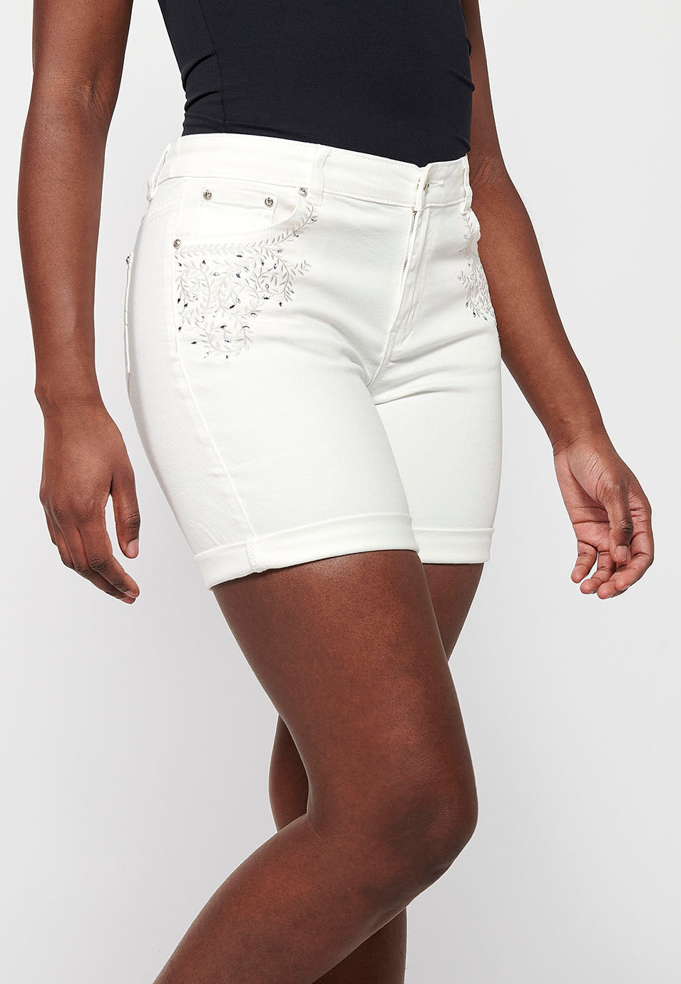 Pantalón corto acabado en vuelta con bordado, para mujer | moda actual
