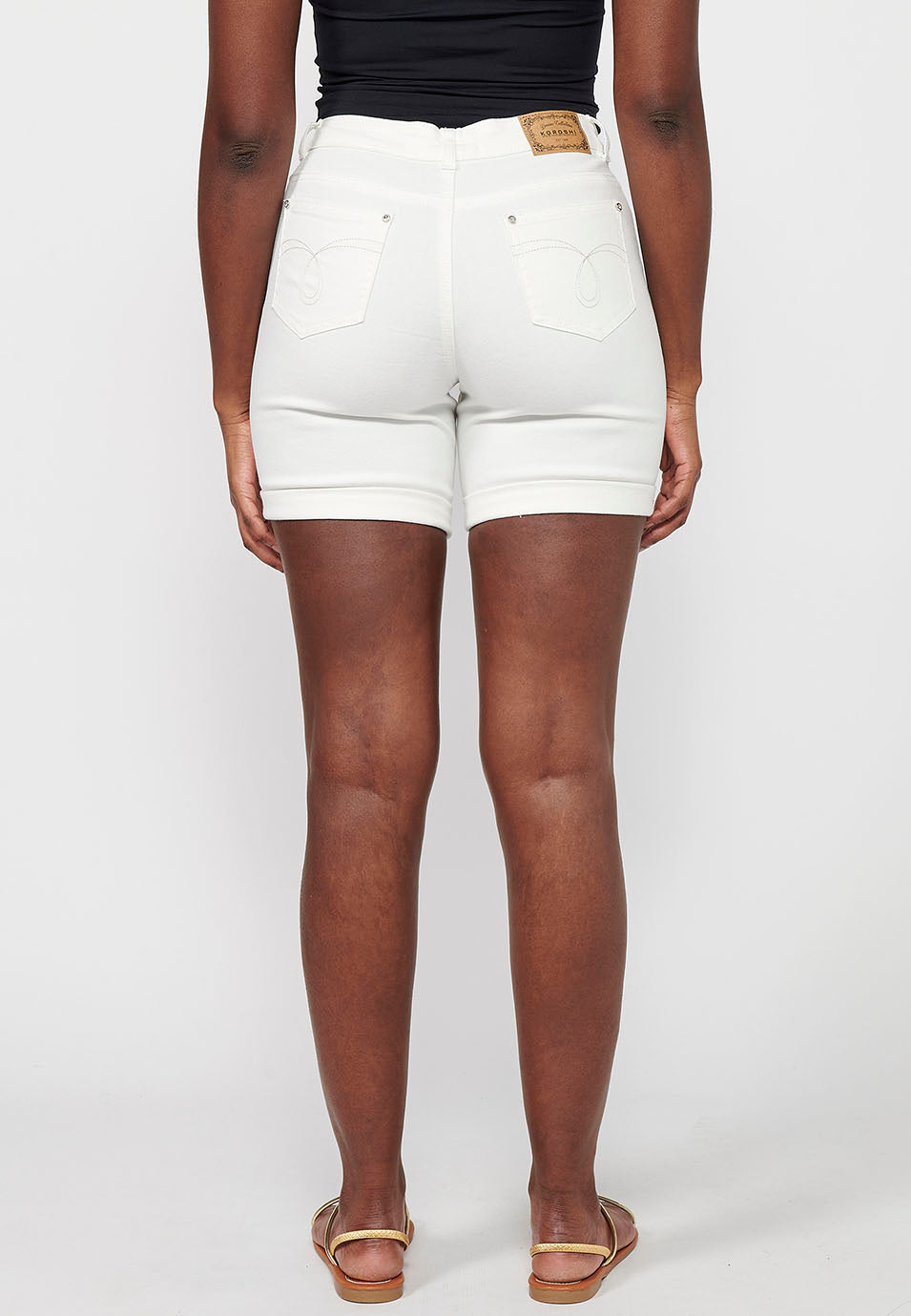 Pantalón corto acabado en vuelta con bordado, para mujer | moda actual