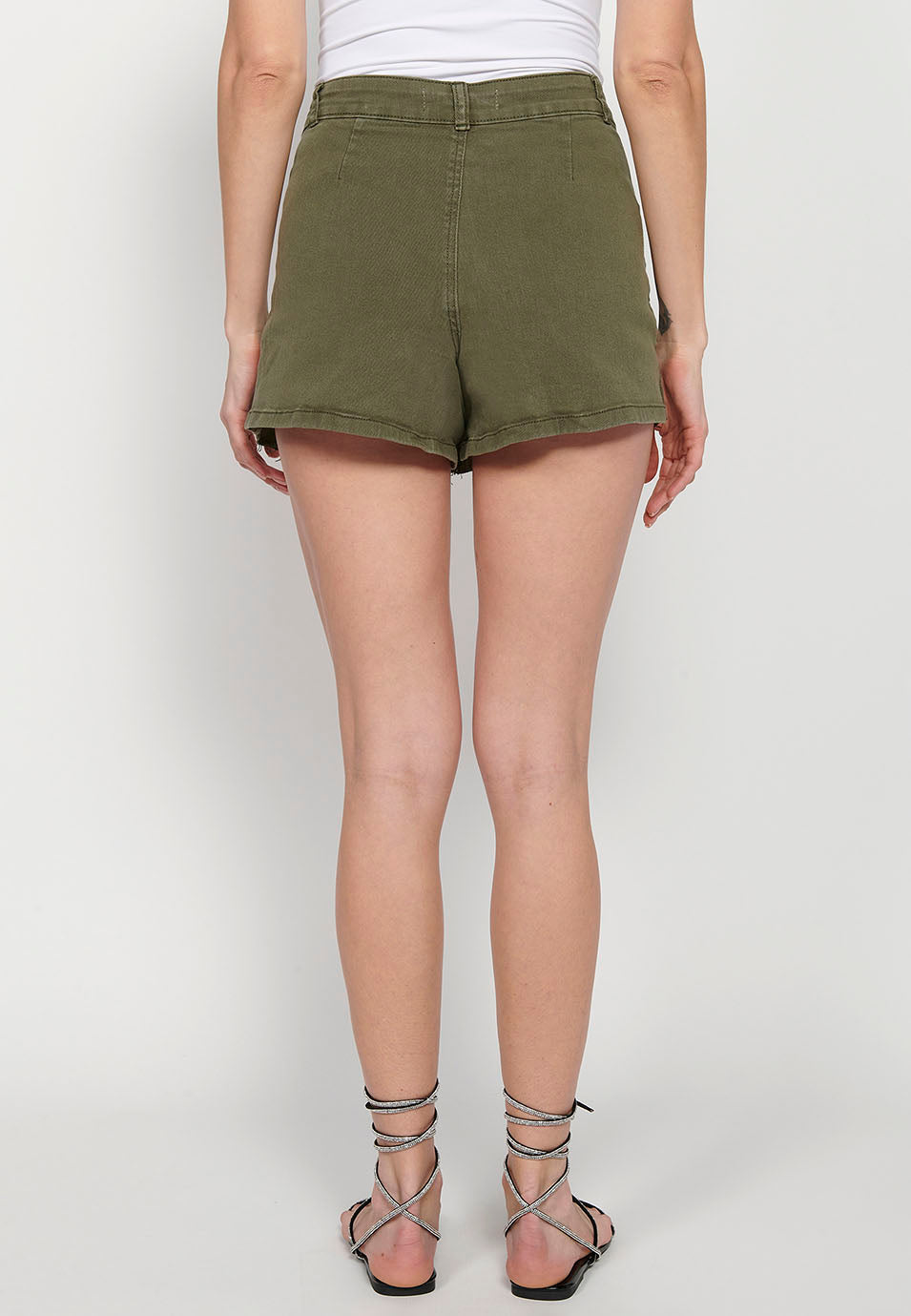 Pantalón corto ancho con pliegues para mujer | moda actual