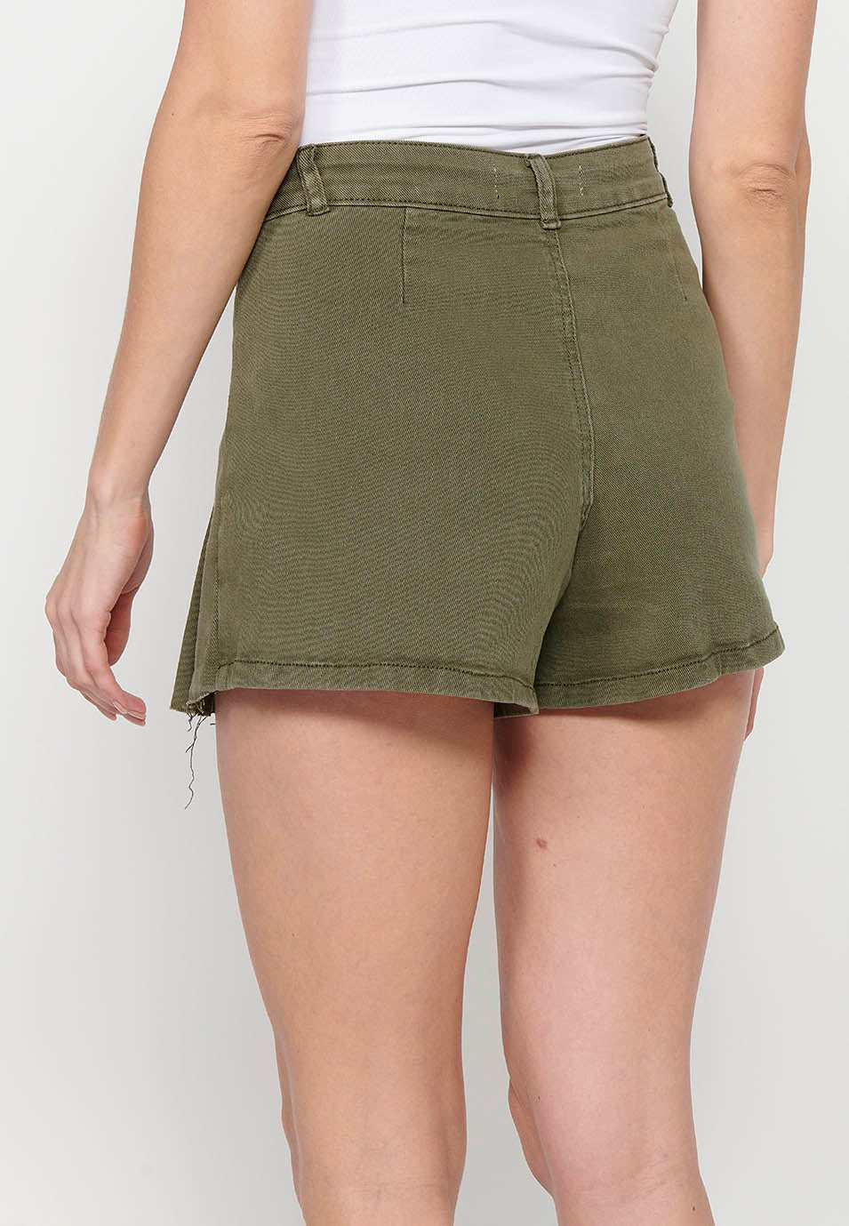 Pantalón corto ancho con pliegues para mujer | moda actual