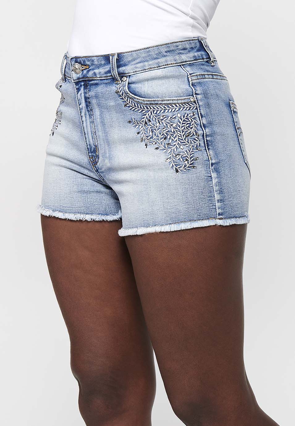 Pantalón corto acabado deshilachado y bordado floral, claro para mujer | moda actual