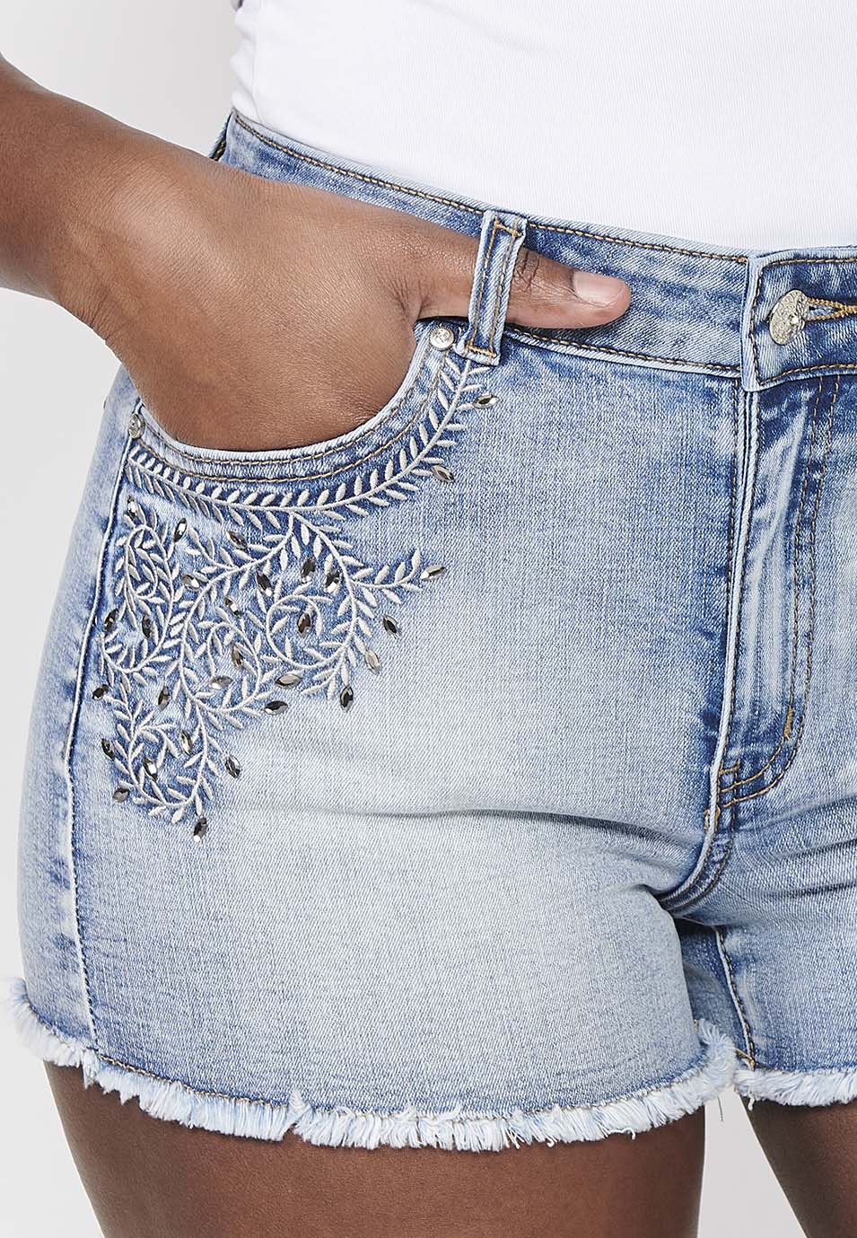 Pantalón corto acabado deshilachado y bordado floral, claro para mujer | moda actual