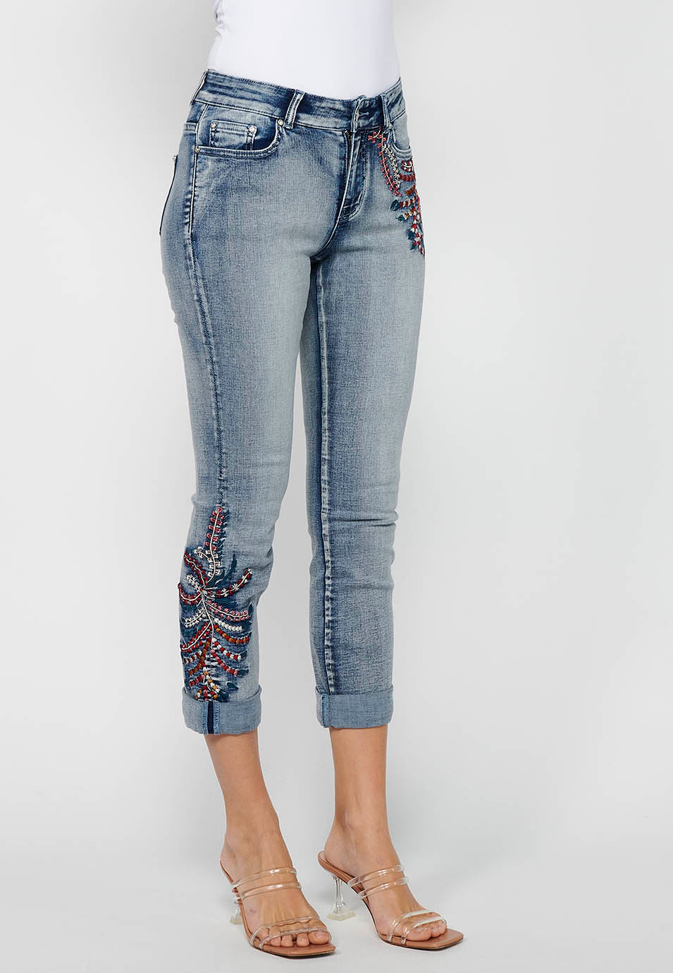 Pantalón largo denim con detalles bordados y cierre delantero con cremallera y botón de claro para mujer | moda actual