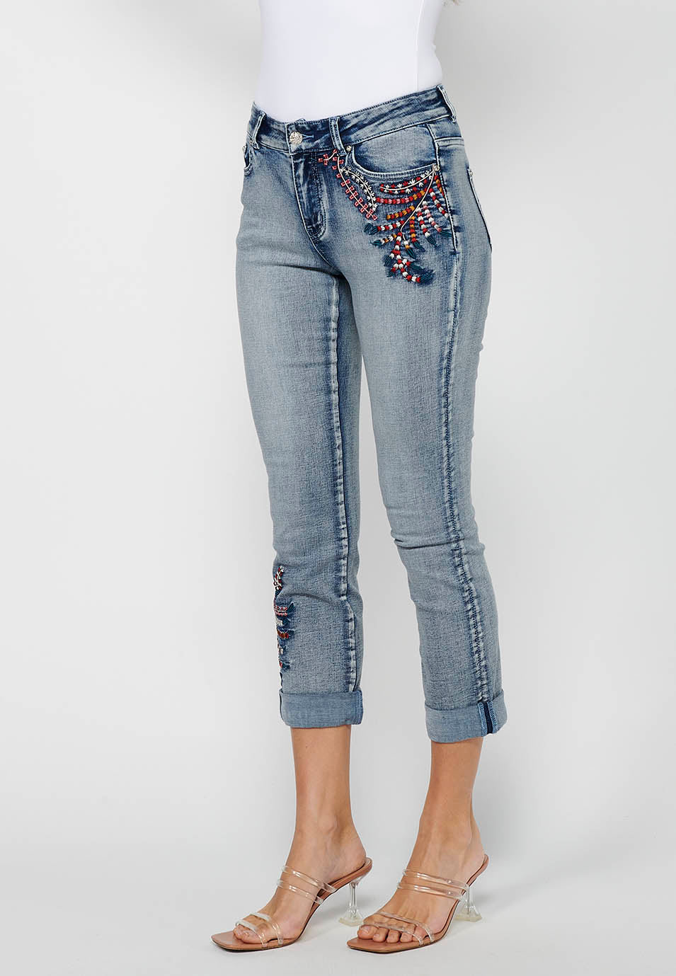 Pantalón largo denim con detalles bordados y cierre delantero con cremallera y botón de claro para mujer | moda actual