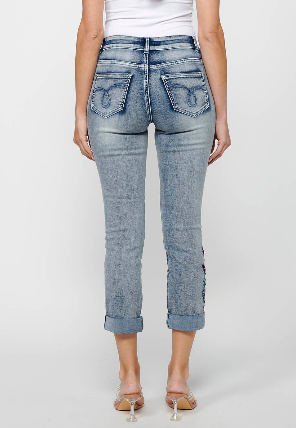 Pantalón largo denim con detalles bordados y cierre delantero con cremallera y botón de claro para mujer | moda actual