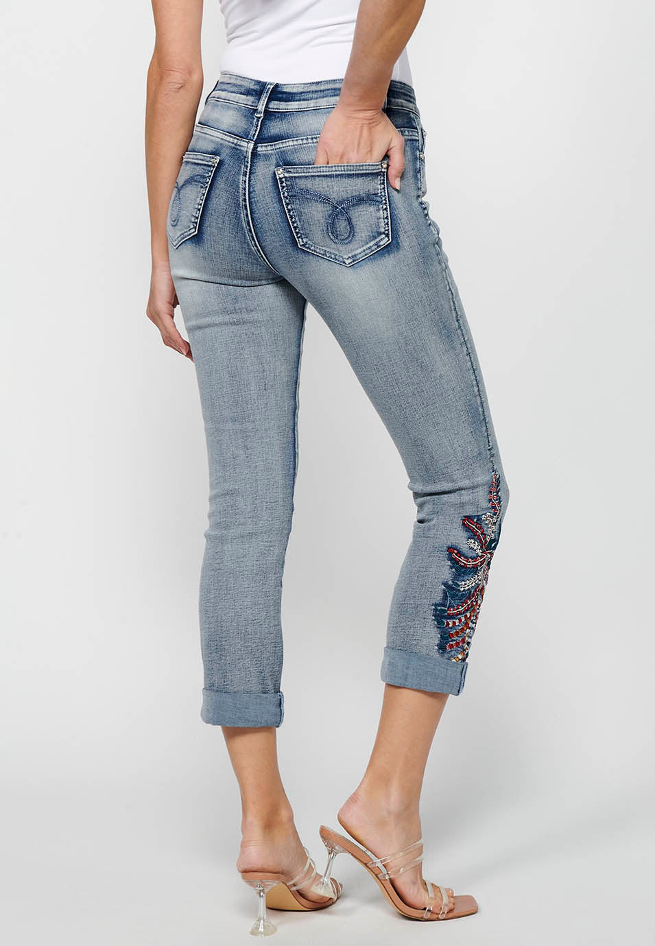 Pantalón largo denim con detalles bordados y cierre delantero con cremallera y botón de claro para mujer | moda actual