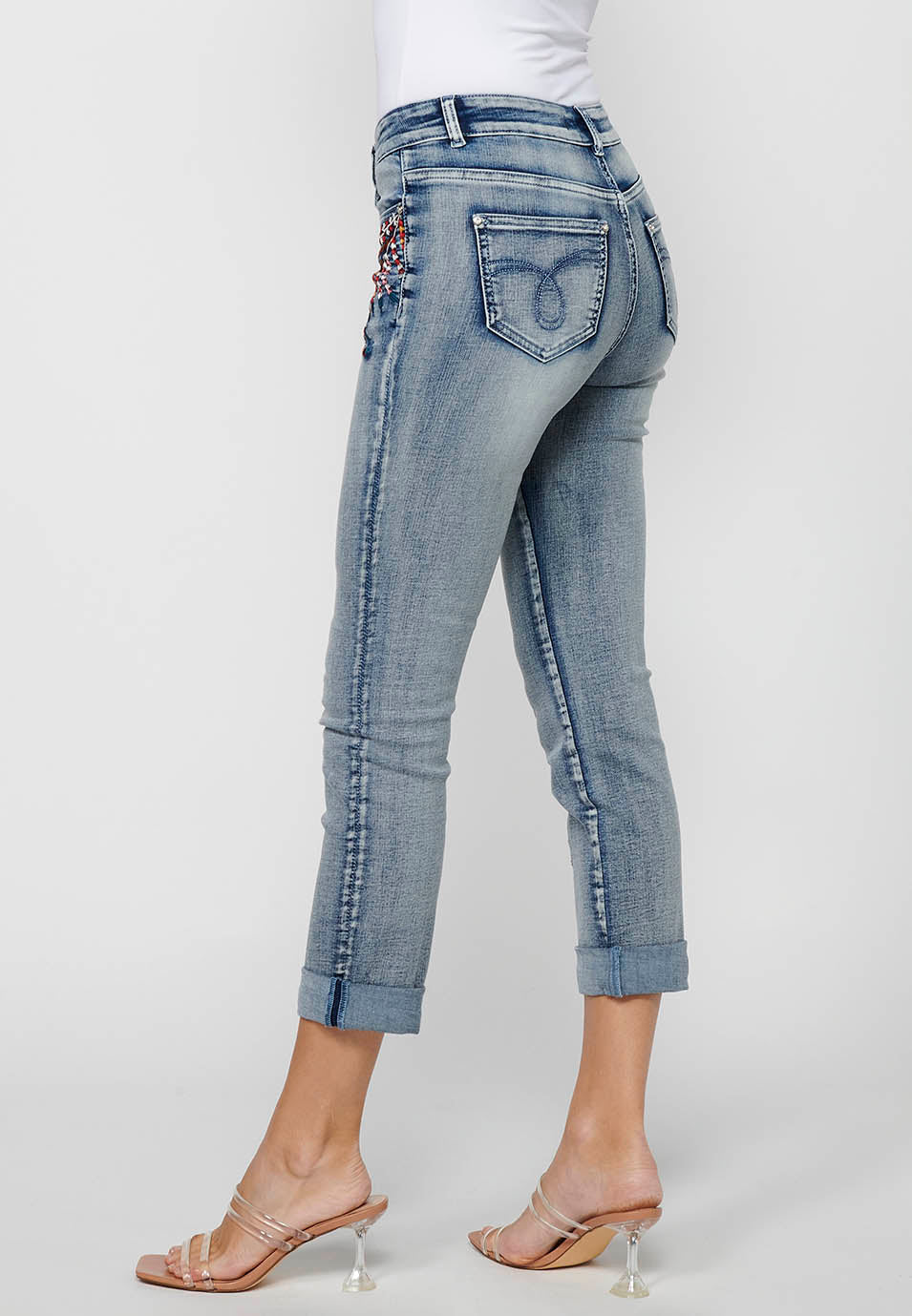 Pantalón largo denim con detalles bordados y cierre delantero con cremallera y botón de claro para mujer | moda actual
