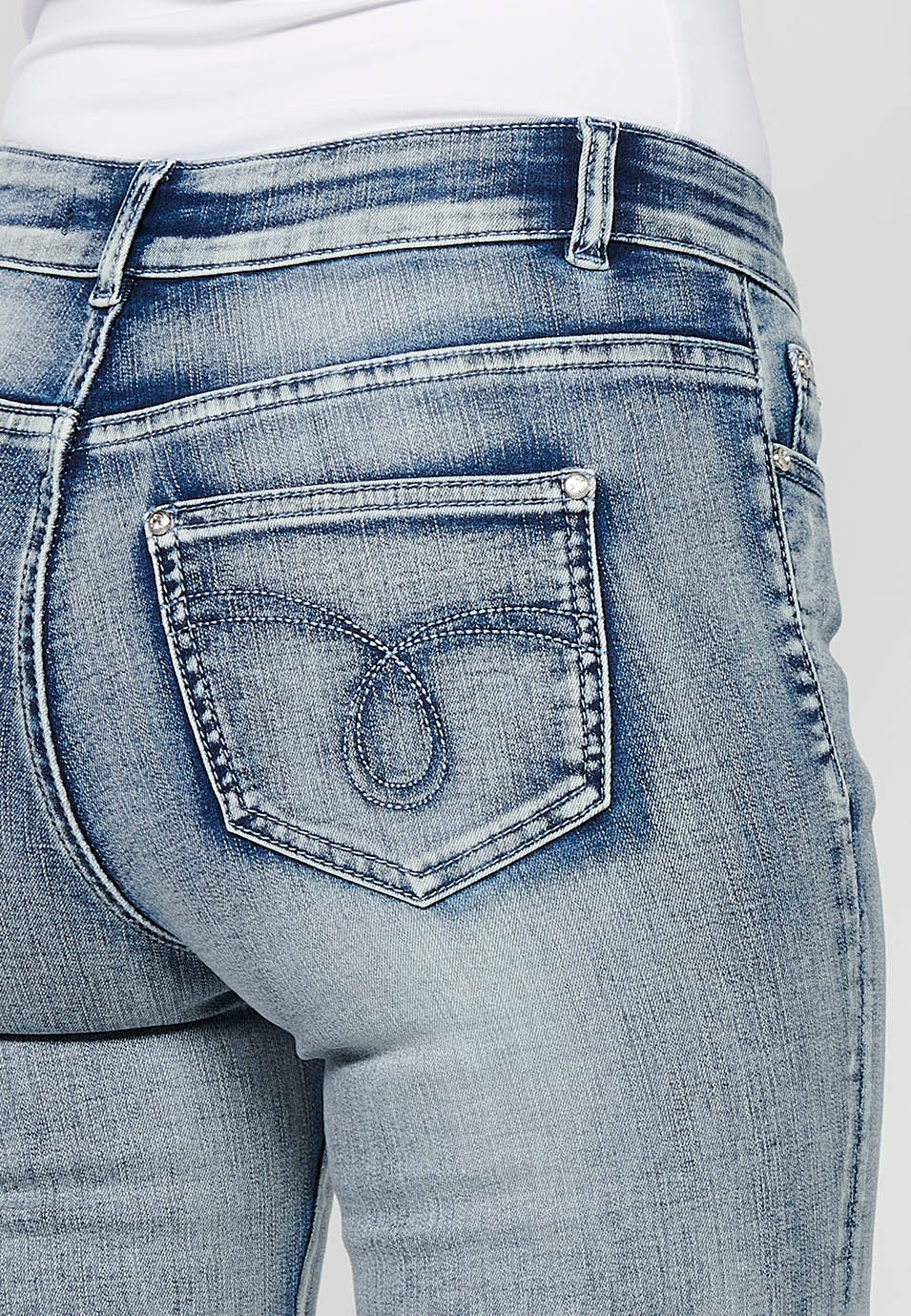 Pantalón largo denim con detalles bordados y cierre delantero con cremallera y botón de claro para mujer | moda actual