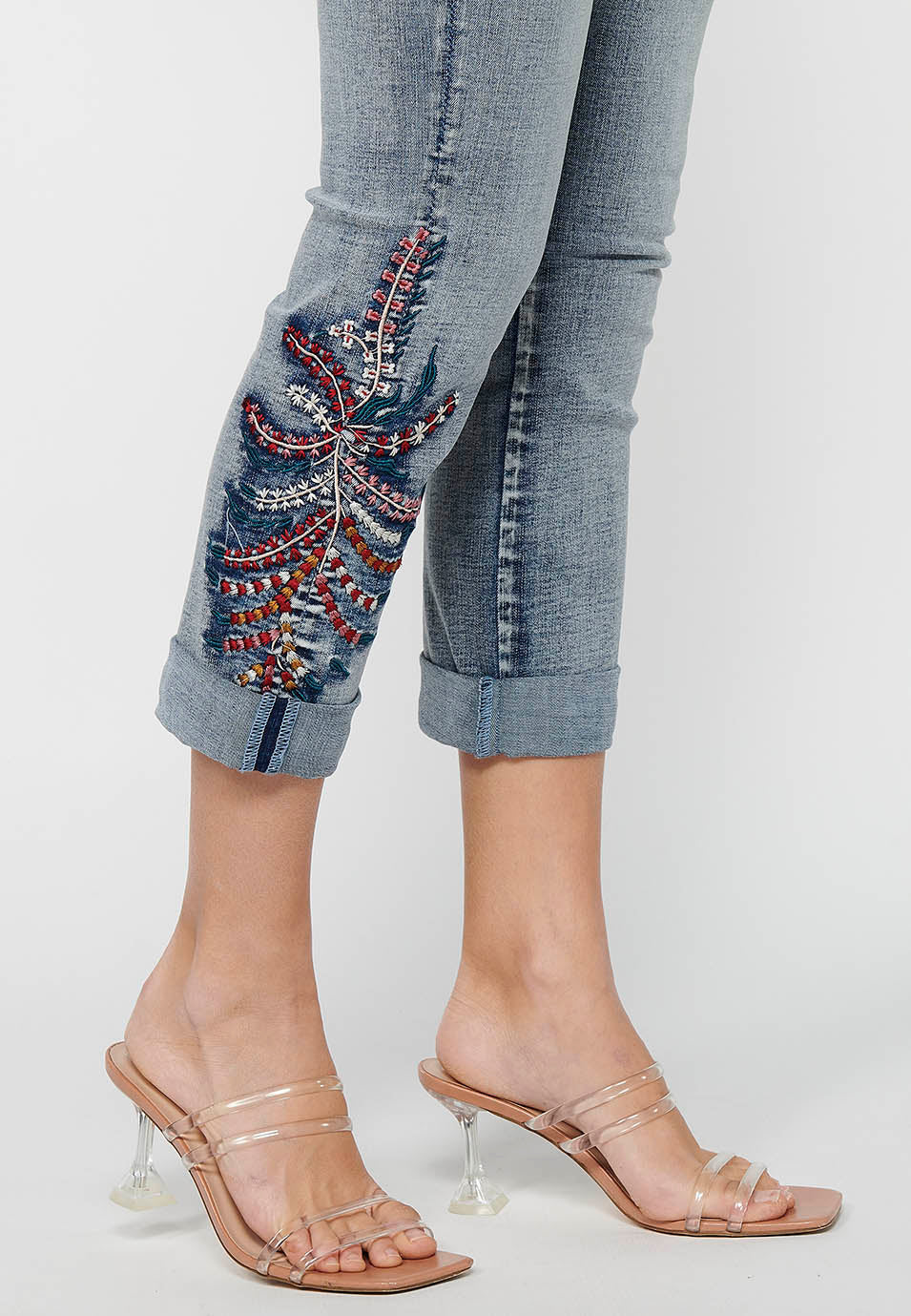 Pantalón largo denim con detalles bordados y cierre delantero con cremallera y botón de claro para mujer | moda actual