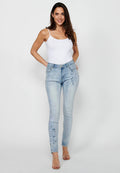 Pantalón largo slim con cierre delantero con cremallera y botón con detalles bordados de claro para mujer | moda actual