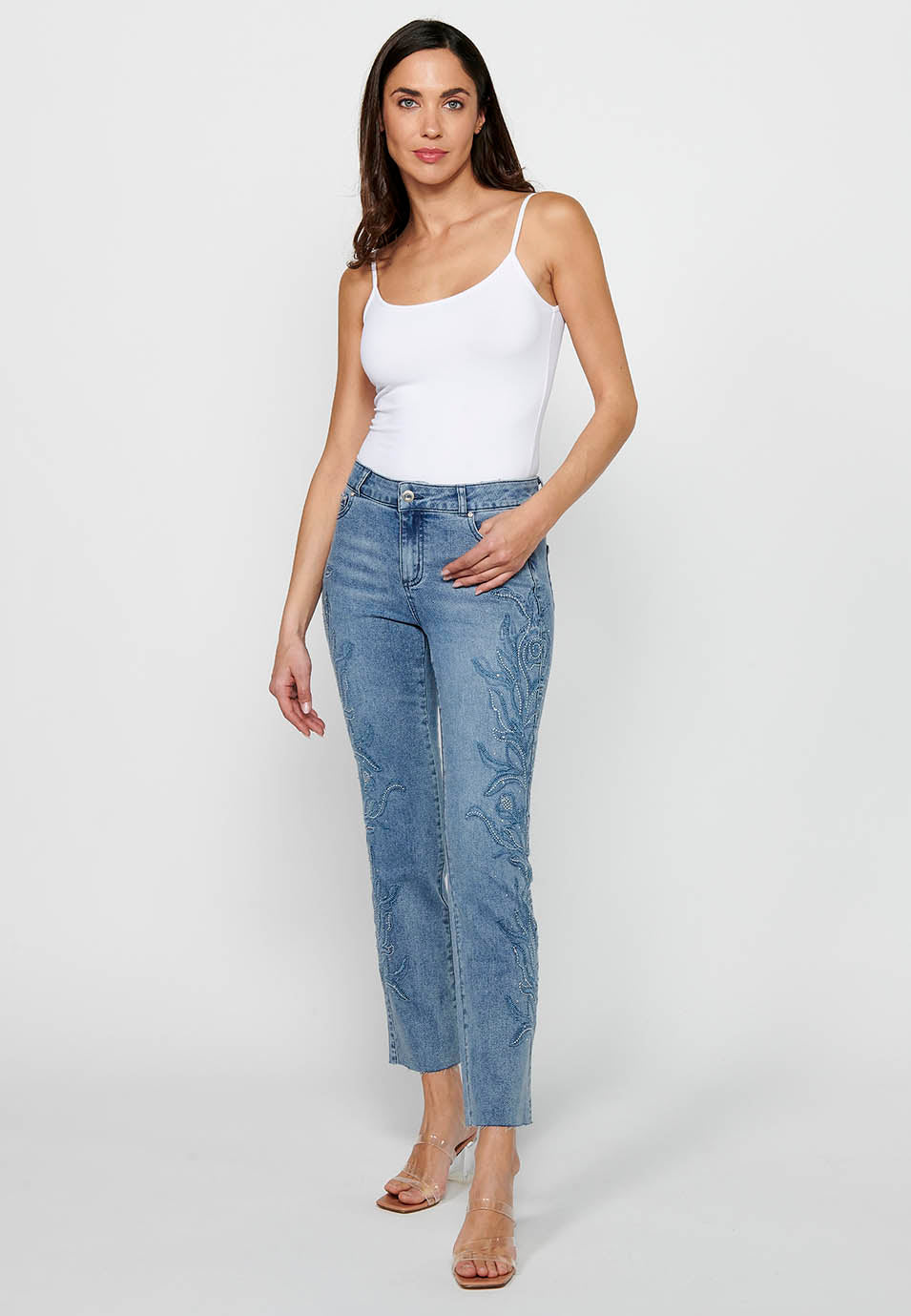 Pantalón denim largo campana con cierre delantero con cremallera y detalles bordados florales de claro para mujer | moda actual