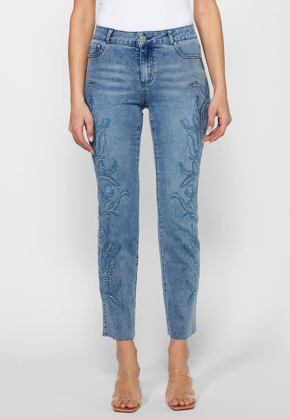 Pantalón denim largo campana con cierre delantero con cremallera y detalles bordados florales de claro para mujer | moda actual
