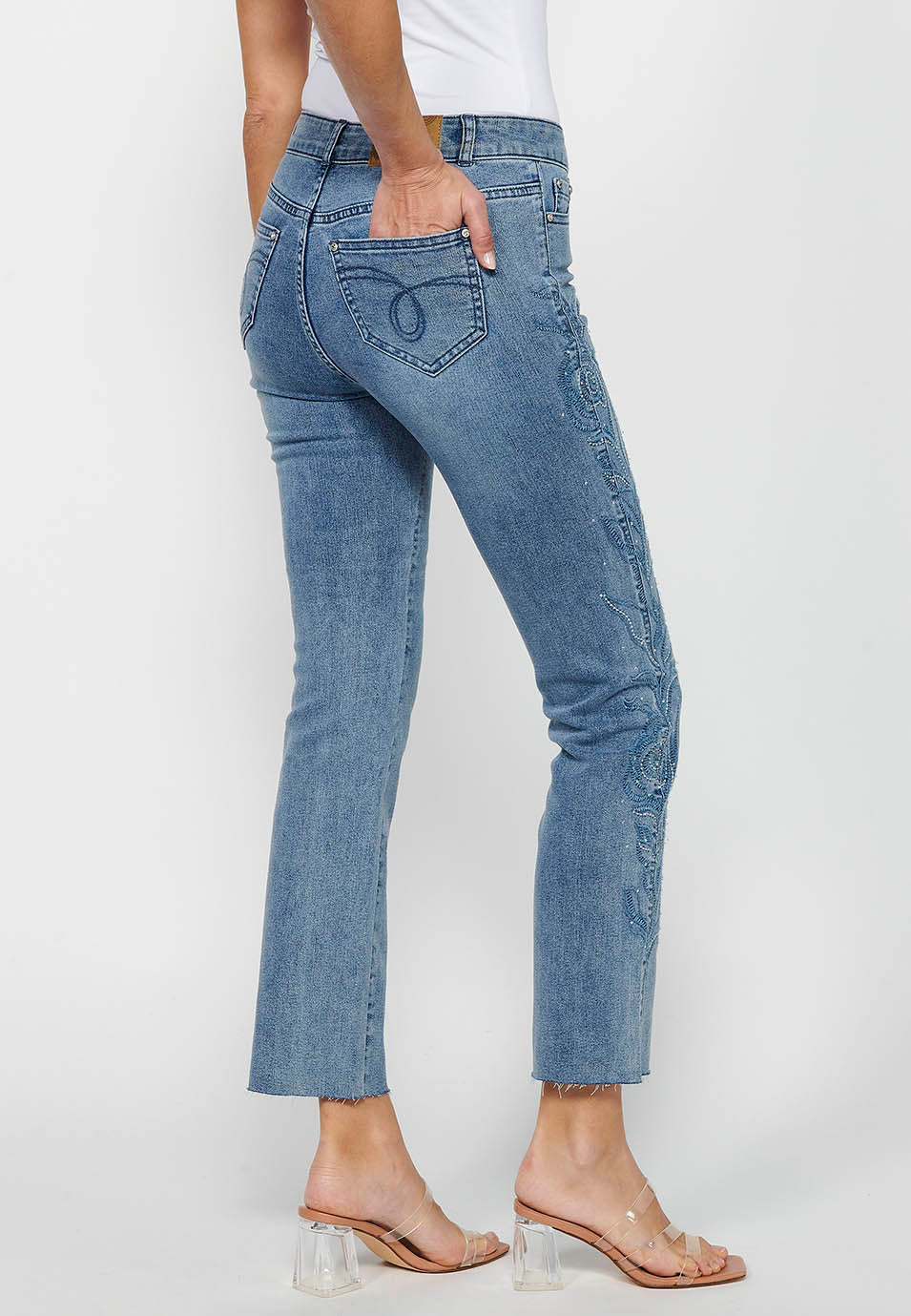 Pantalón denim largo campana con cierre delantero con cremallera y detalles bordados florales de claro para mujer | moda actual