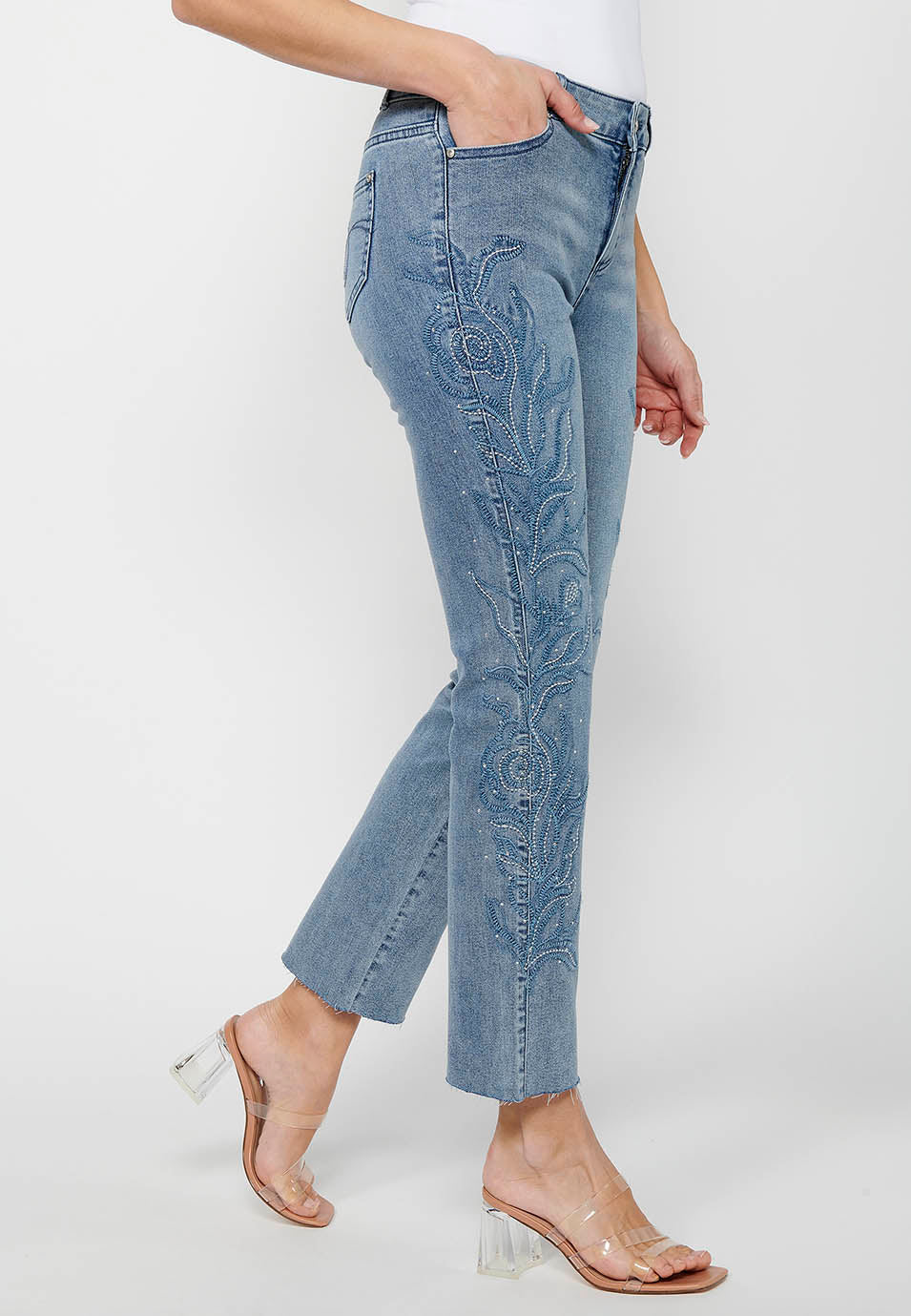 Pantalón denim largo campana con cierre delantero con cremallera y detalles bordados florales de claro para mujer | moda actual