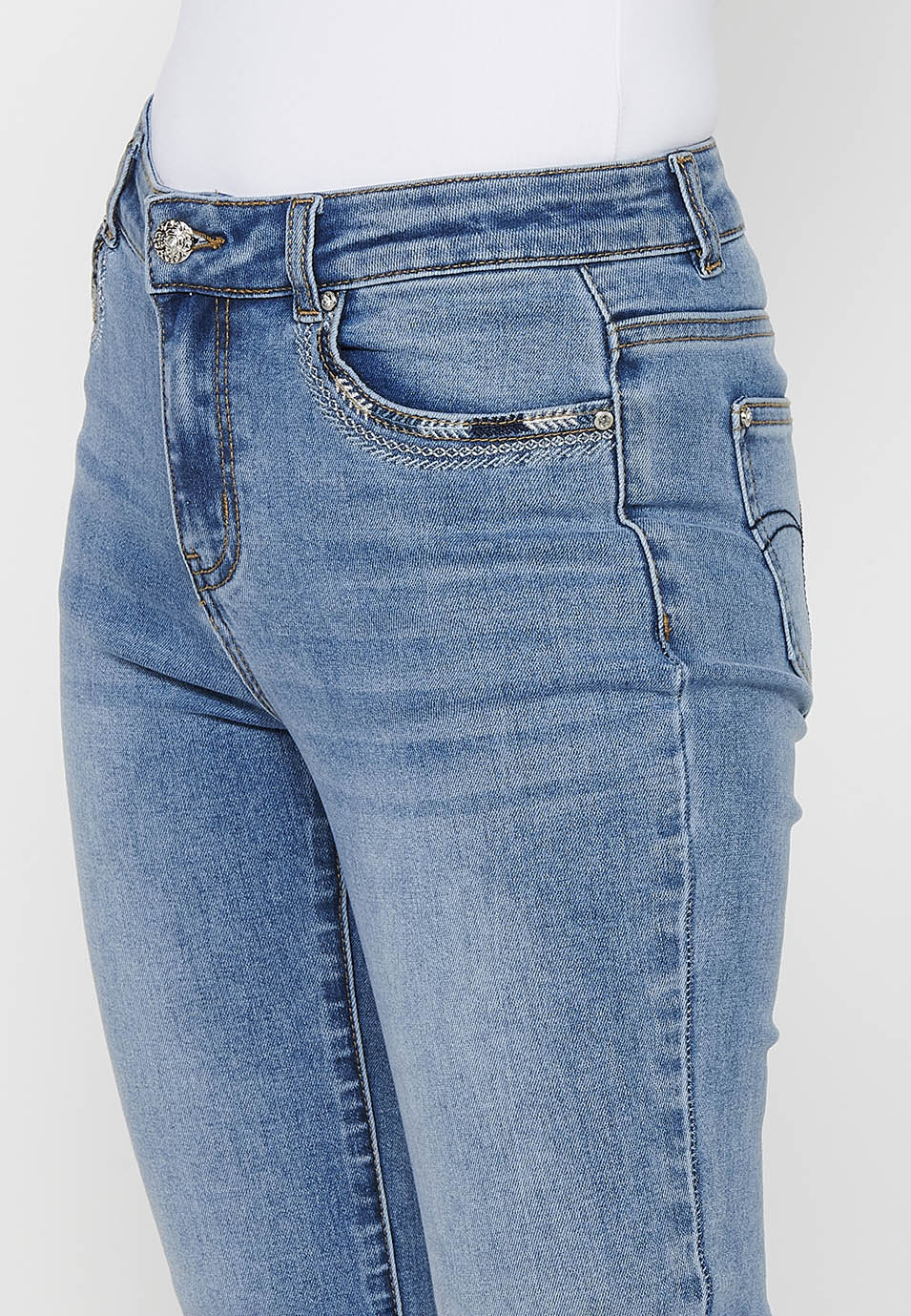 Pantalón largo denim con detalles bordados con cierre delantero con cremallera y botón para mujer | moda actual