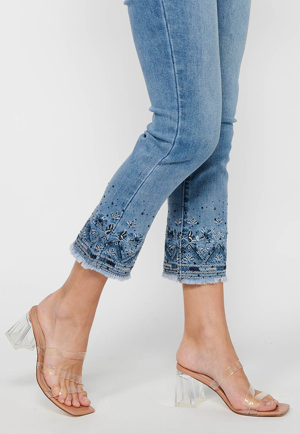 Pantalón largo denim con detalles bordados con cierre delantero con cremallera y botón para mujer | moda actual