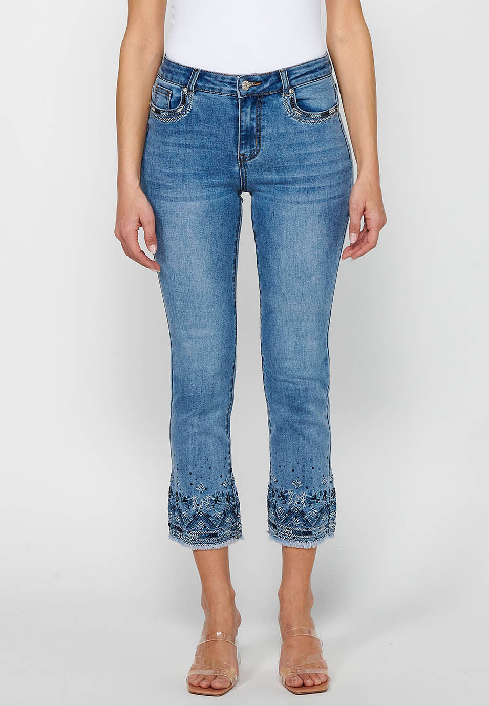 Pantalón largo denim con detalles bordados con cierre delantero con cremallera y botón para mujer | moda actual