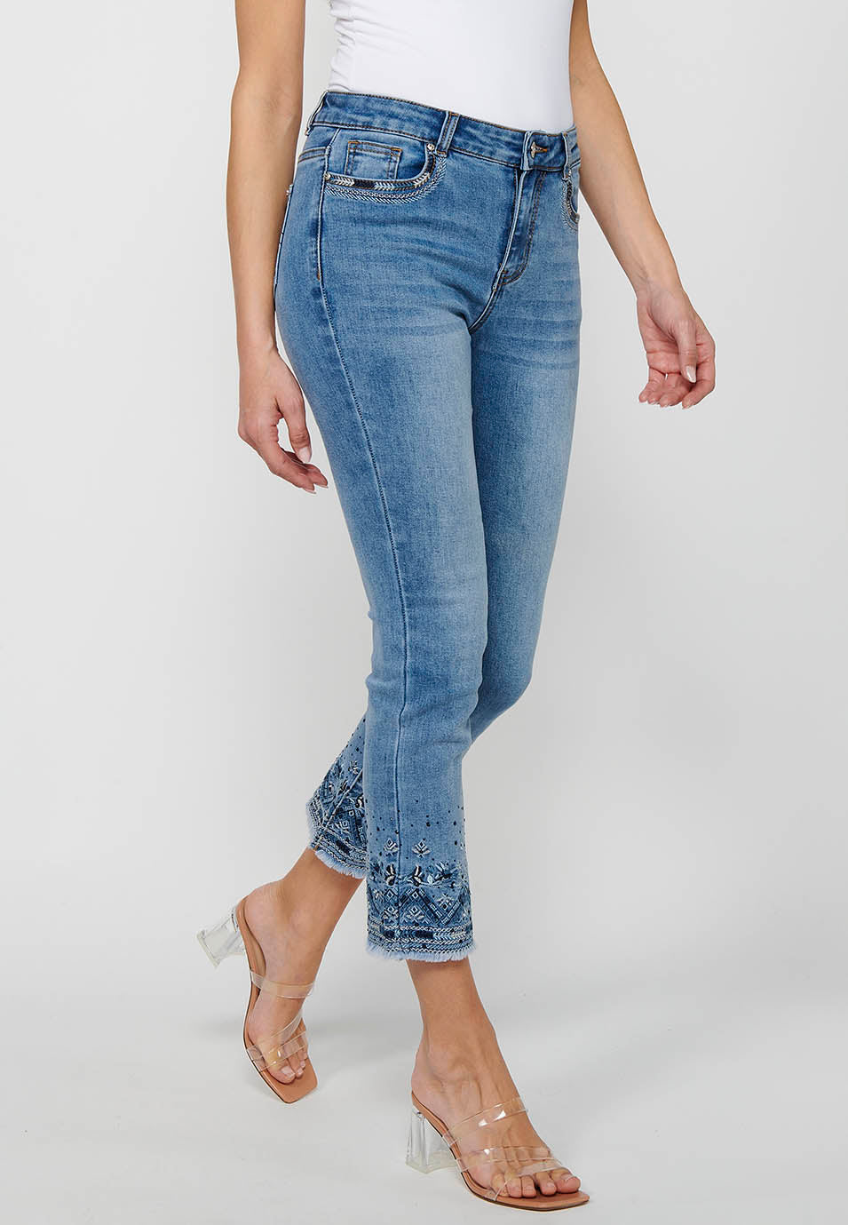 Pantalón largo denim con detalles bordados con cierre delantero con cremallera y botón para mujer | moda actual