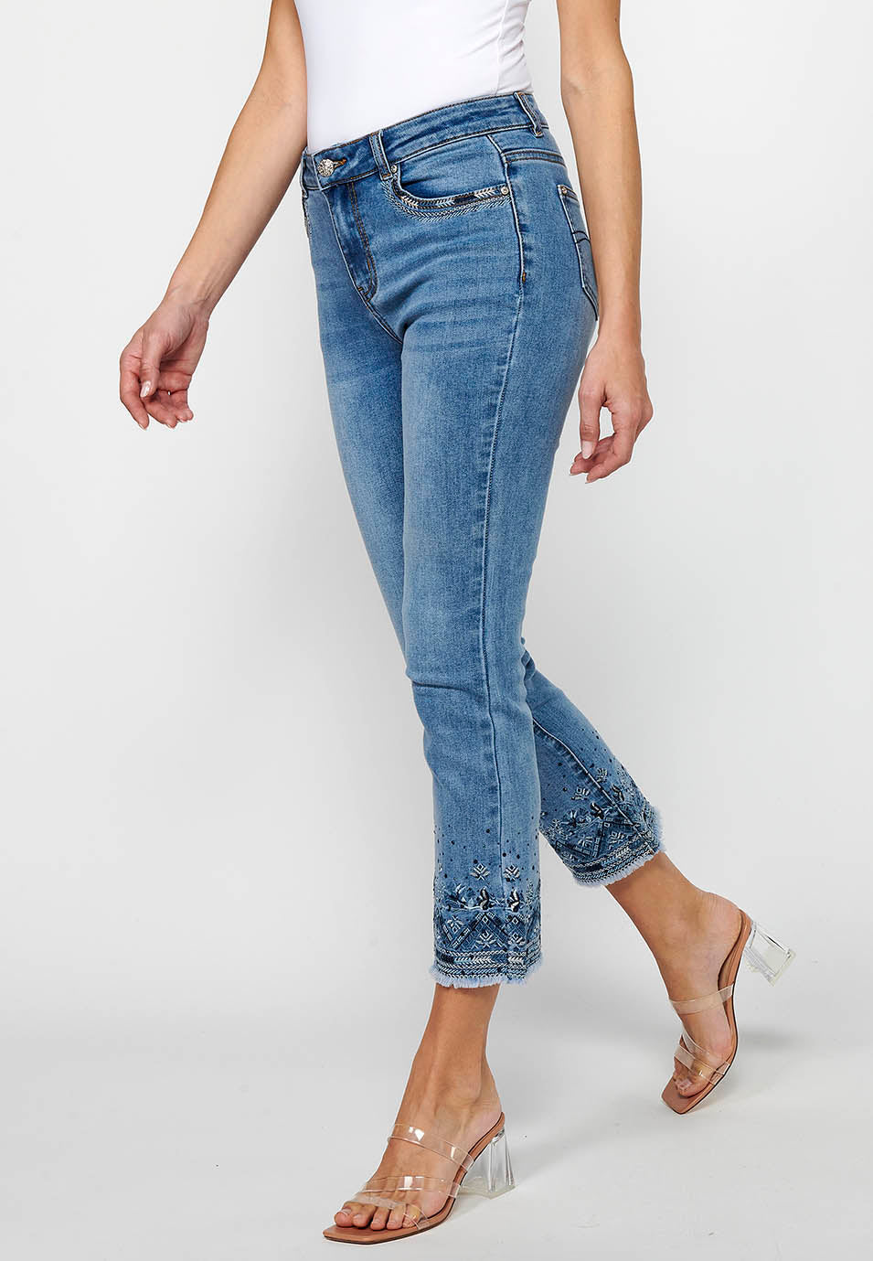 Pantalón largo denim con detalles bordados con cierre delantero con cremallera y botón para mujer | moda actual