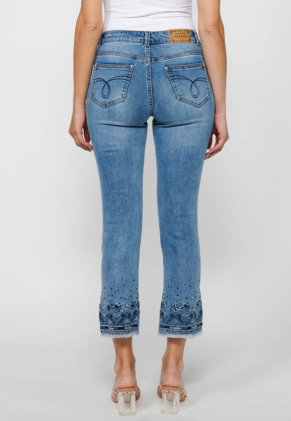 Pantalón largo denim con detalles bordados con cierre delantero con cremallera y botón para mujer | moda actual