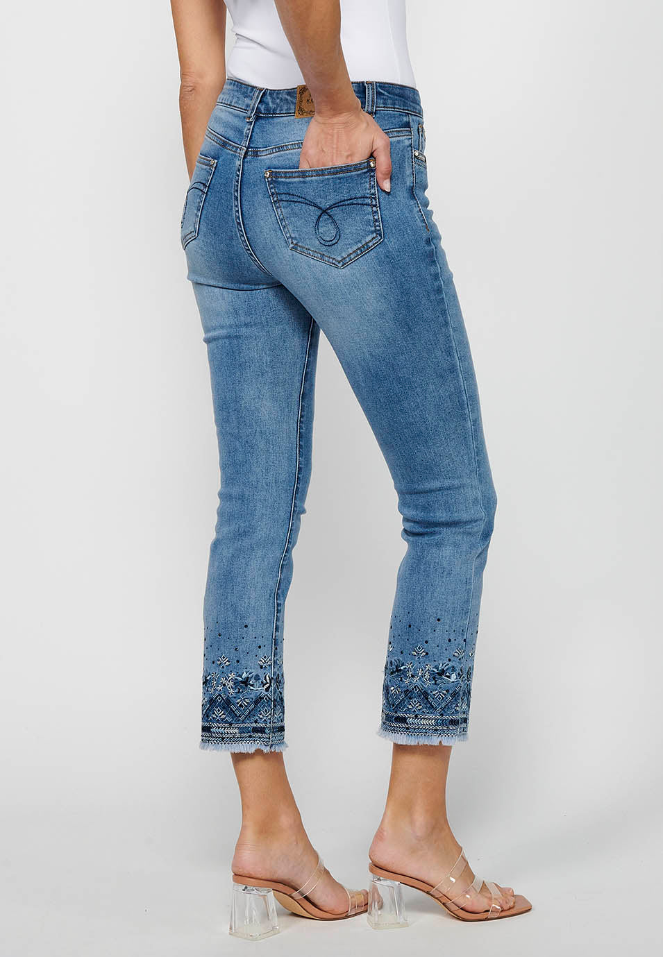 Pantalón largo denim con detalles bordados con cierre delantero con cremallera y botón para mujer | moda actual