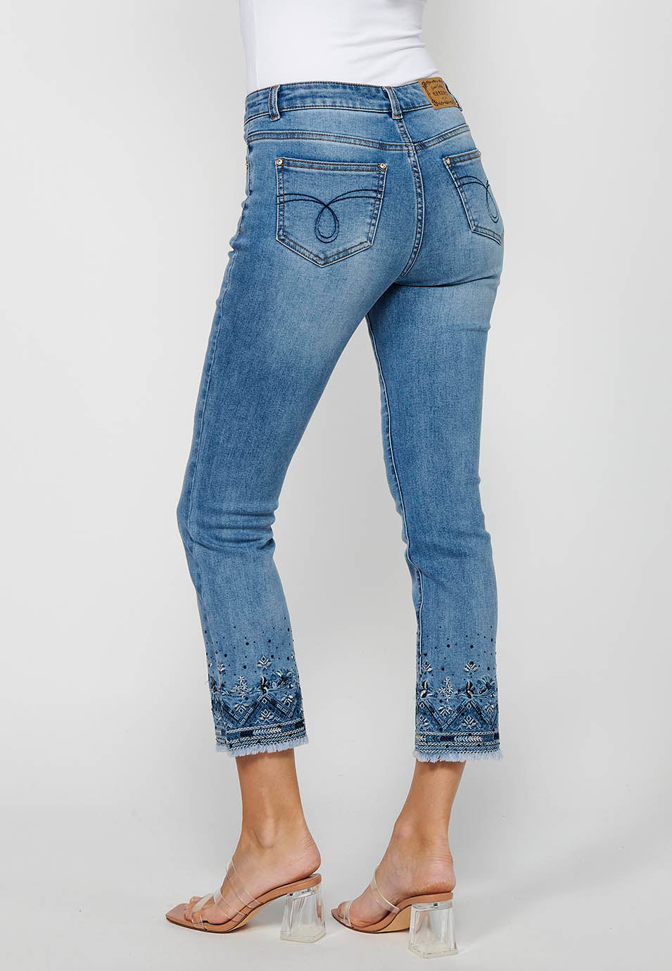 Pantalón largo denim con detalles bordados con cierre delantero con cremallera y botón para mujer | moda actual