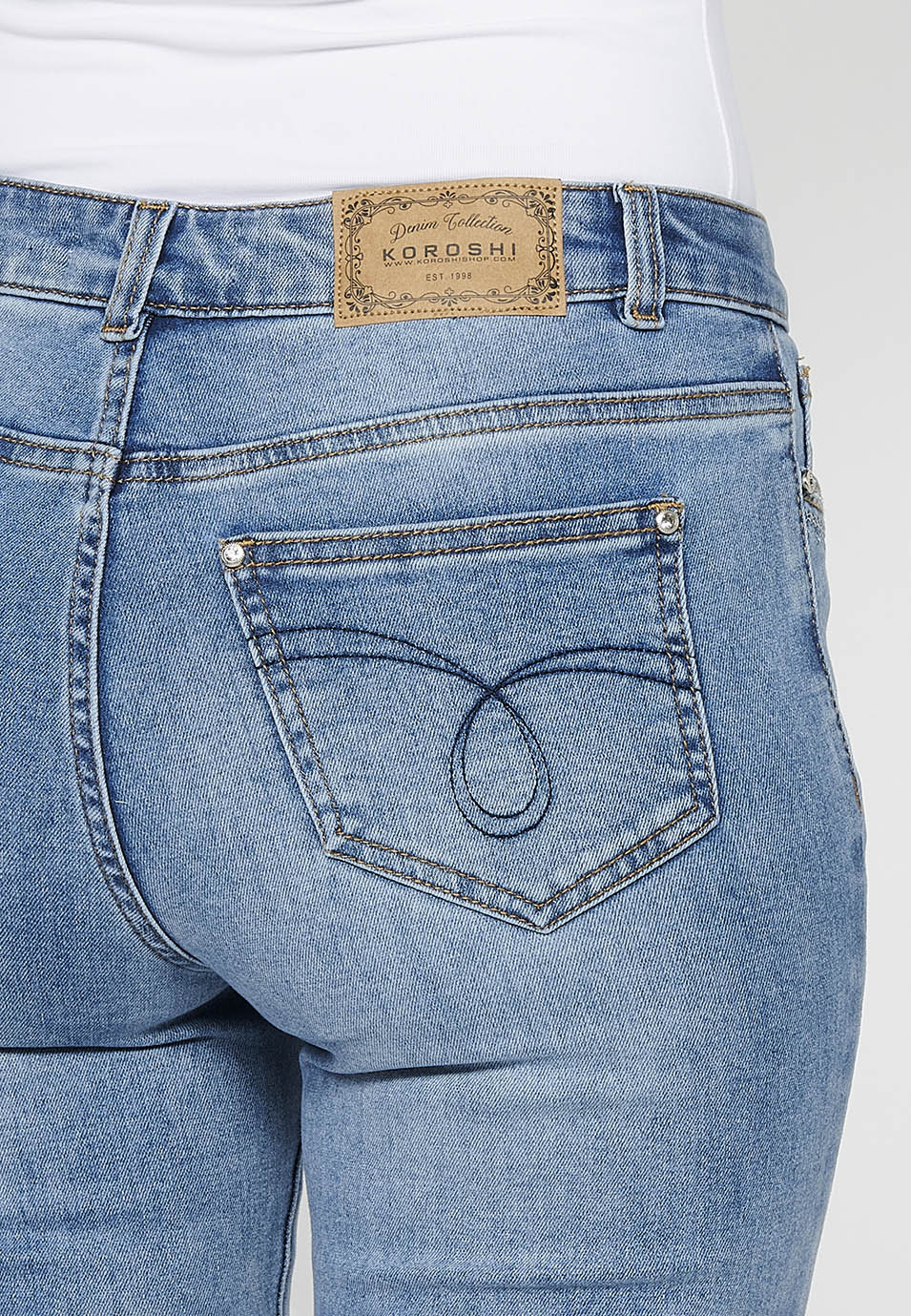 Pantalón largo denim con detalles bordados con cierre delantero con cremallera y botón para mujer | moda actual