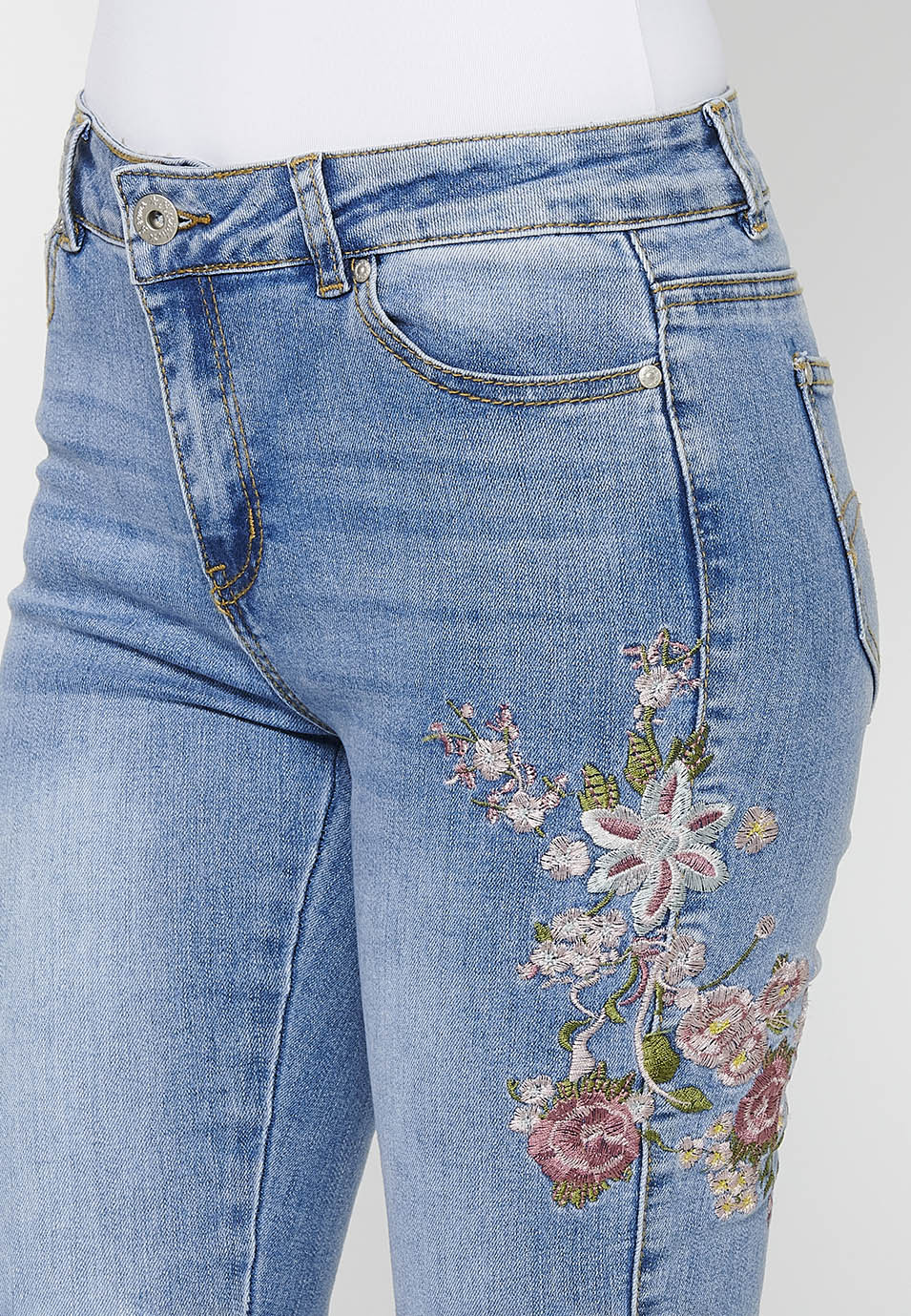 Pantalón largo slim con cierre delantero con cremallera y botón con detalles bordados para mujer | moda actual