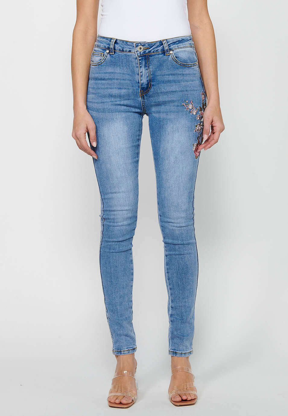 Pantalón largo slim con cierre delantero con cremallera y botón con detalles bordados para mujer | moda actual