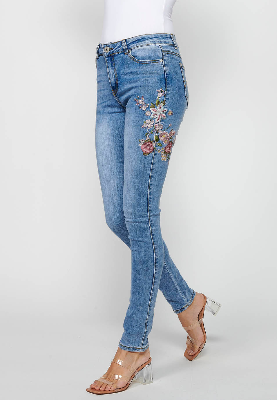 Pantalón largo slim con cierre delantero con cremallera y botón con detalles bordados para mujer | moda actual