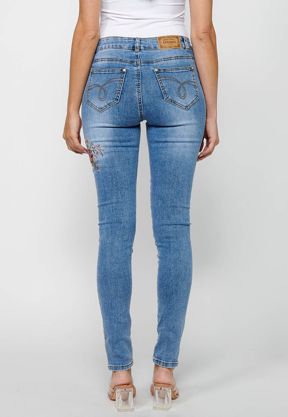 Pantalón largo slim con cierre delantero con cremallera y botón con detalles bordados para mujer | moda actual