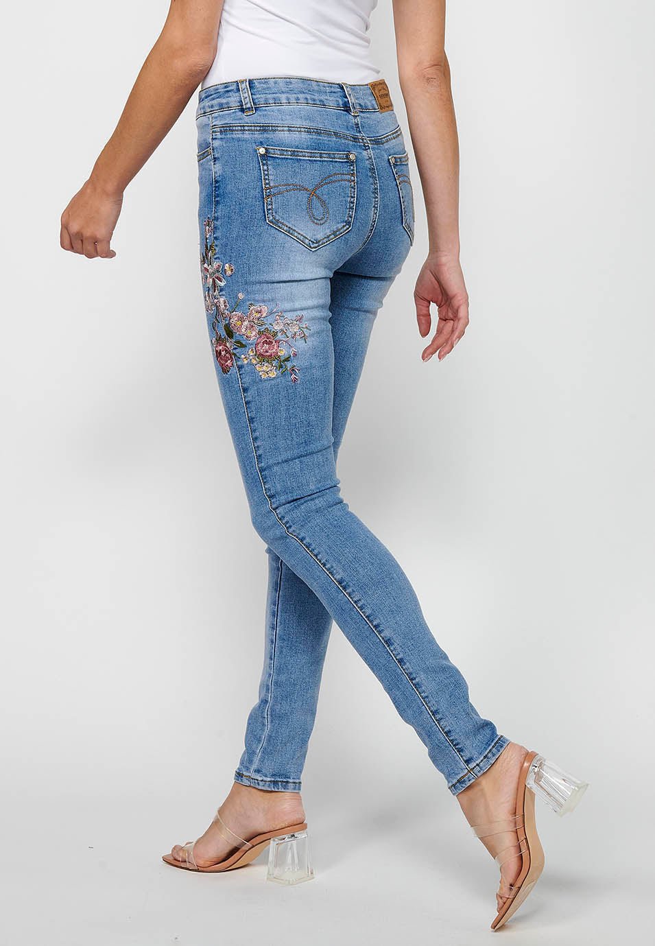 Pantalón largo slim con cierre delantero con cremallera y botón con detalles bordados para mujer | moda actual