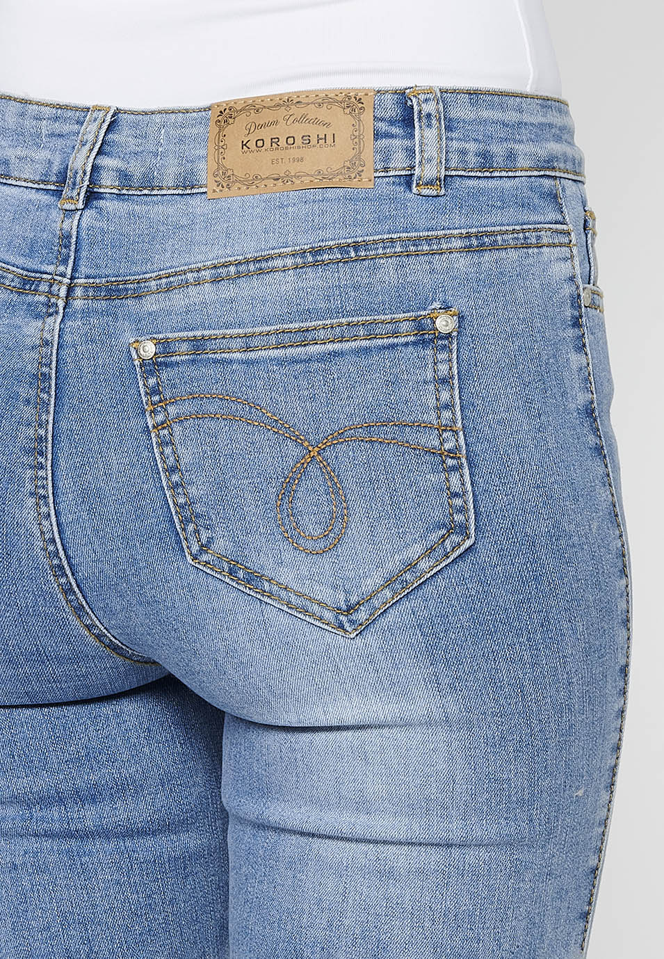 Pantalón largo slim con cierre delantero con cremallera y botón con detalles bordados para mujer | moda actual