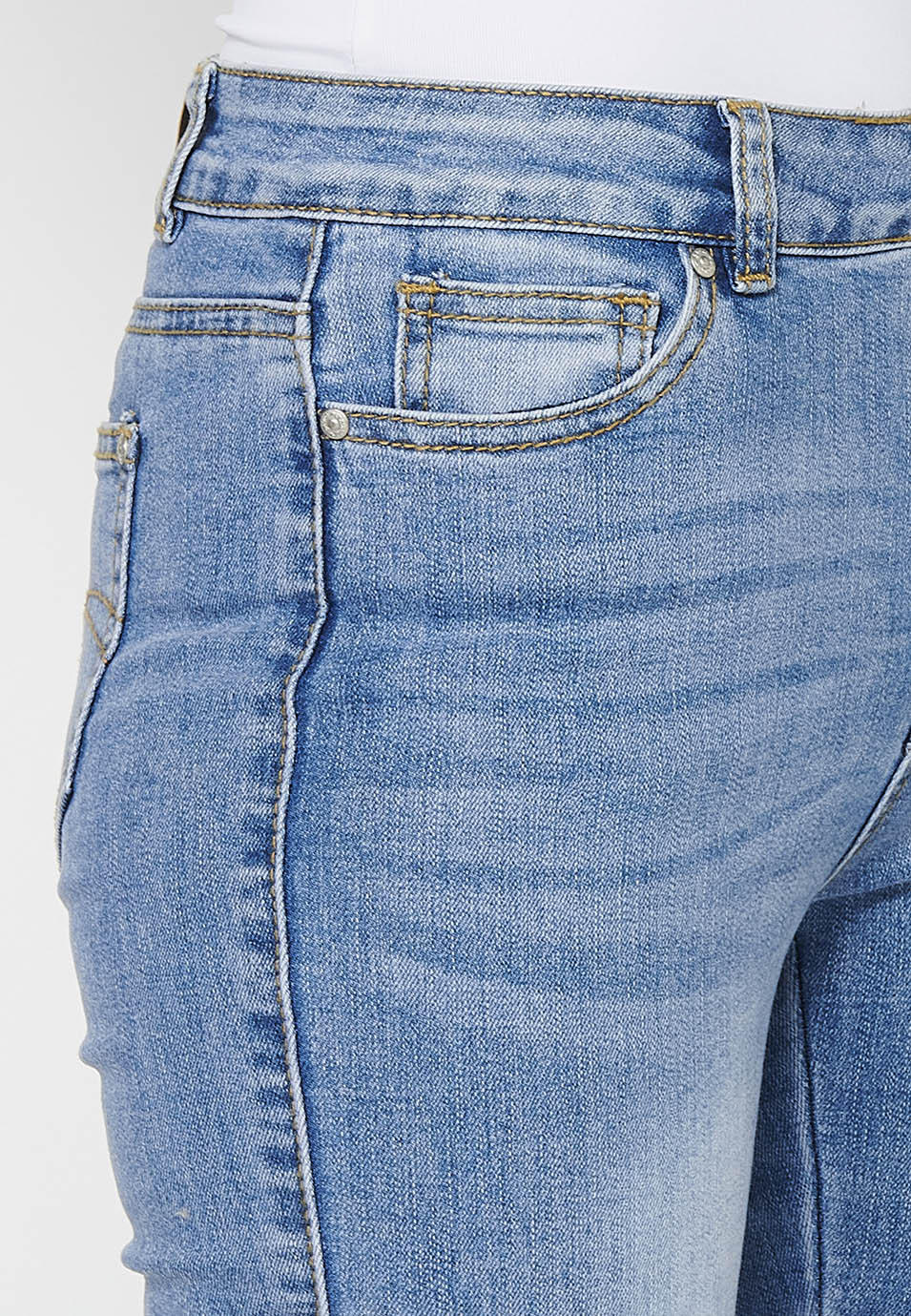 Pantalón largo slim con cierre delantero con cremallera y botón con detalles bordados para mujer | moda actual