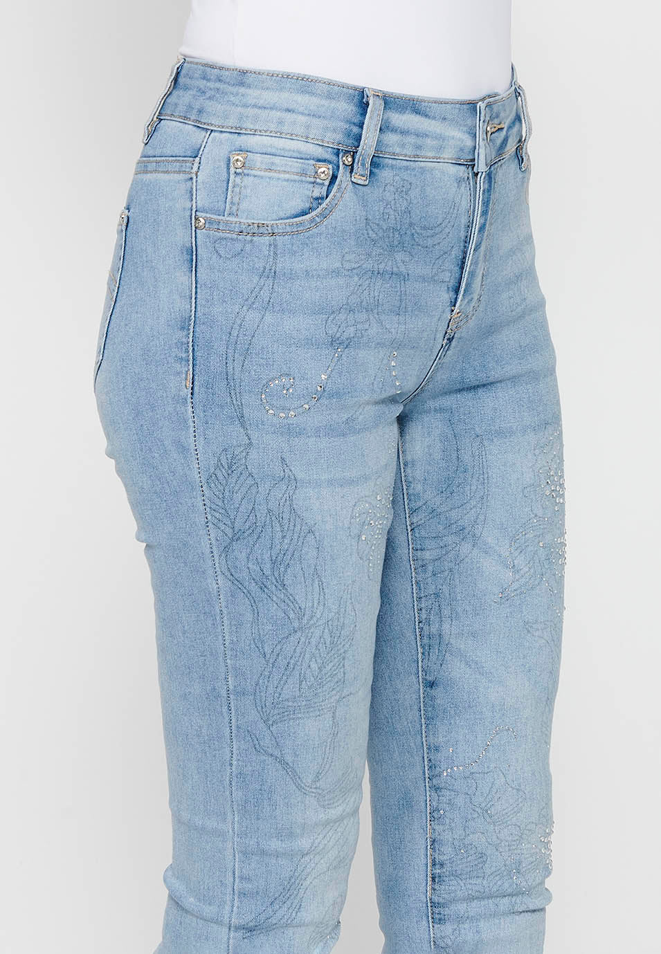 Pantalón largo denim slim con detalles florales y cierre delantero con cremallera y botón de claro para mujer | moda actual