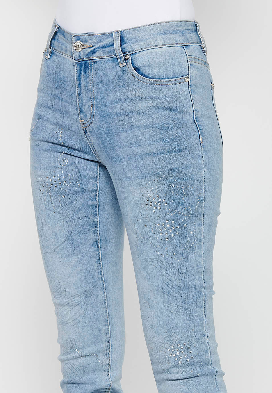 Pantalón largo denim slim con detalles florales y cierre delantero con cremallera y botón de claro para mujer | moda actual