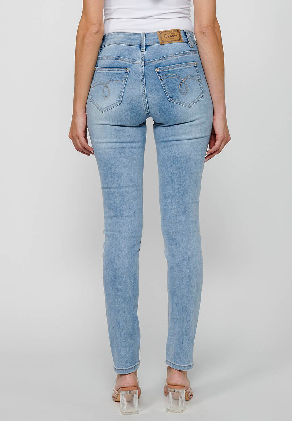 Pantalón largo denim slim con detalles florales y cierre delantero con cremallera y botón de claro para mujer | moda actual