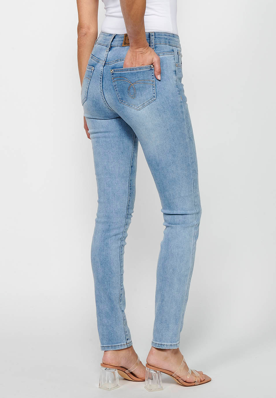 Pantalón largo denim slim con detalles florales y cierre delantero con cremallera y botón de claro para mujer | moda actual