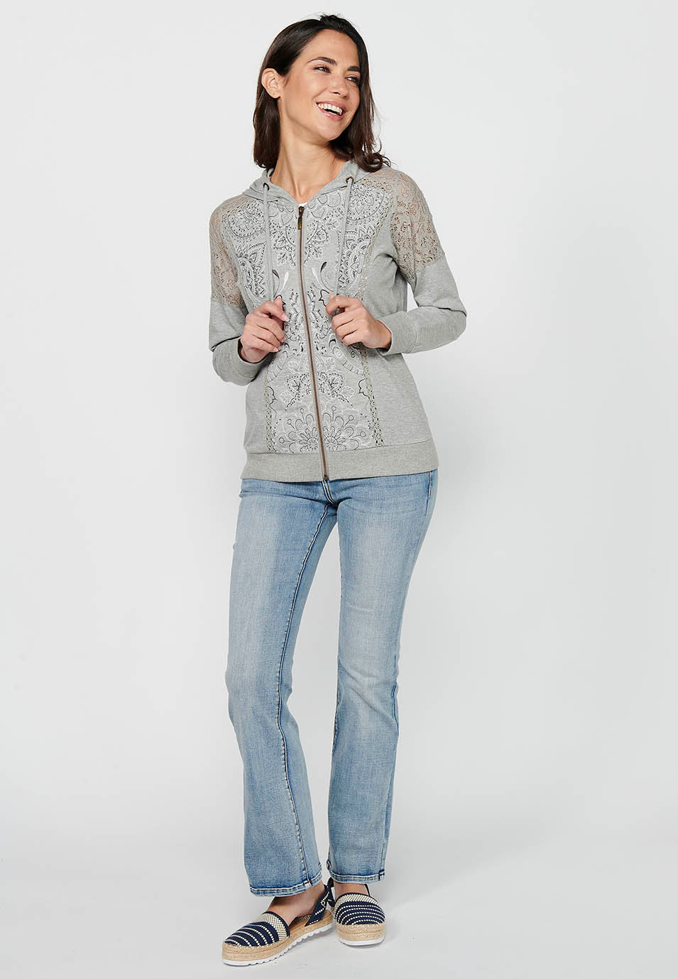 Sudadera chaqueta de mujer con capucha y blonda – Koroshi Gris