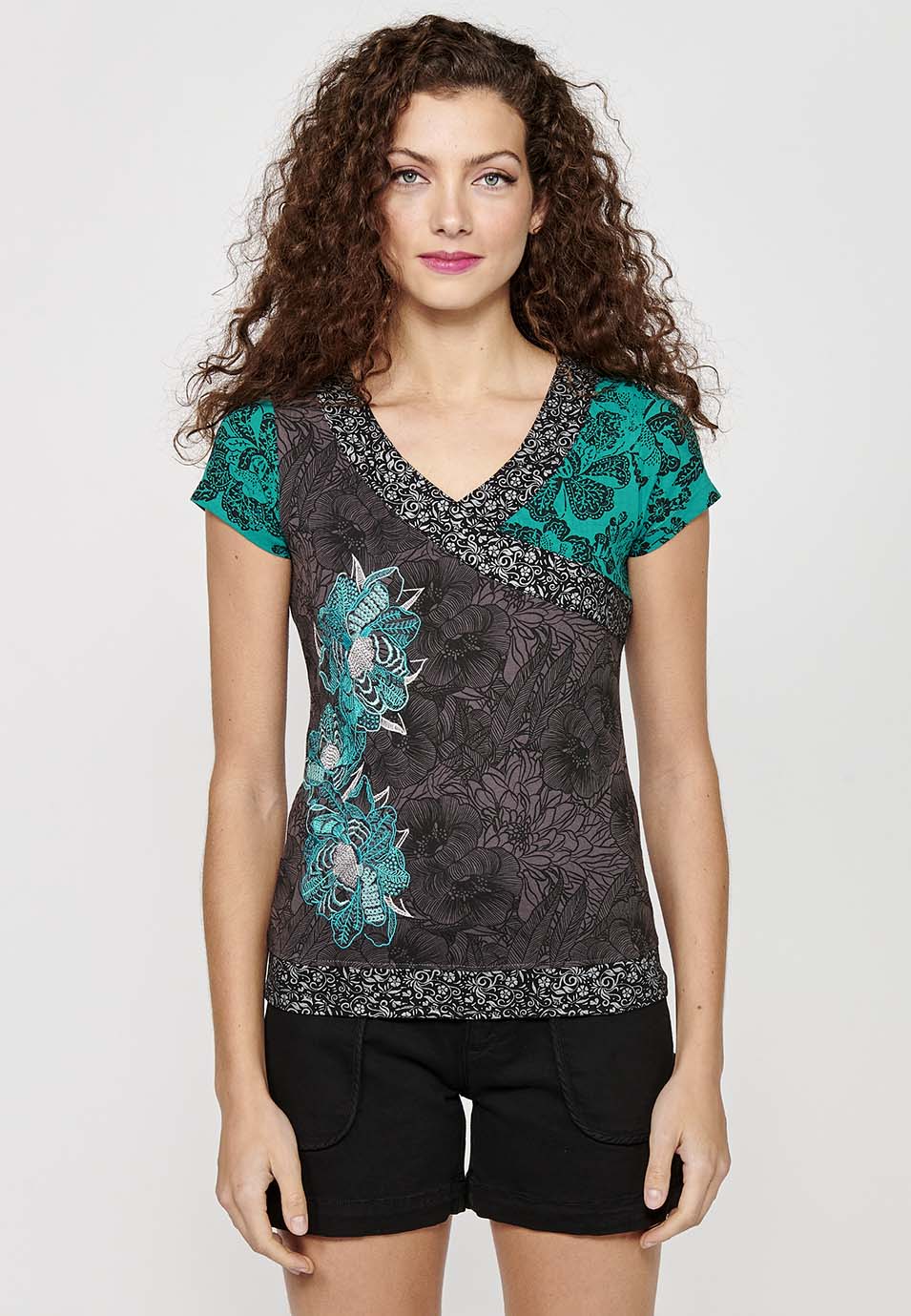 Camiseta de manga corta de algodón con cuello pico y estampado floral de menta para mujer | moda actual