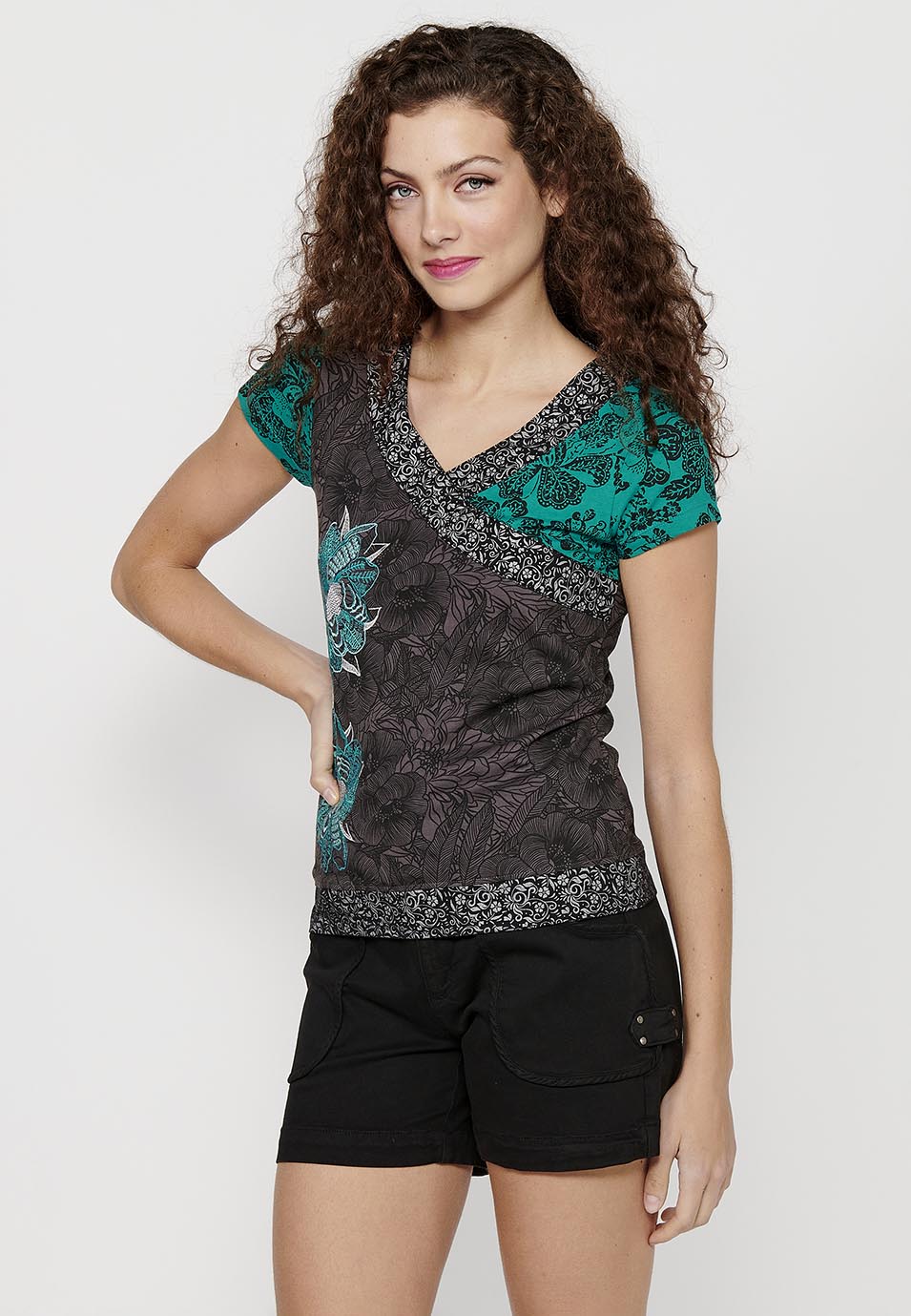 Camiseta de manga corta de algodón con cuello pico y estampado floral de menta para mujer | moda actual
