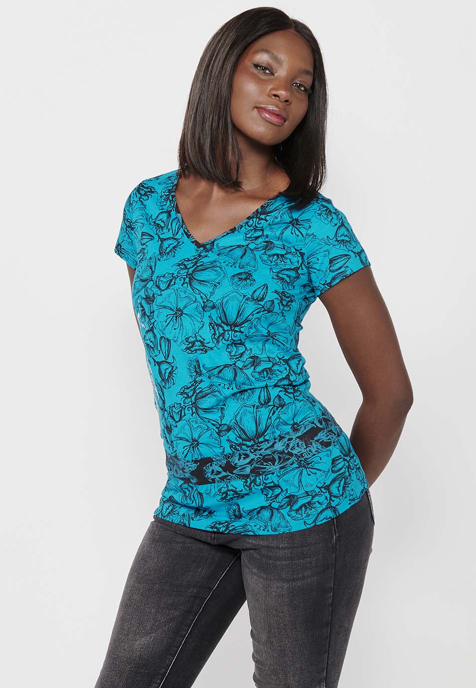 Camiseta larga de algodón de manga corta con detalle en la cintura y estampado floral con cuello pico de menta para mujer | moda actual