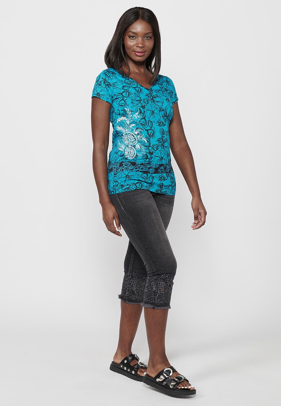 Camiseta larga de algodón de manga corta con detalle en la cintura y estampado floral con cuello pico de menta para mujer | moda actual