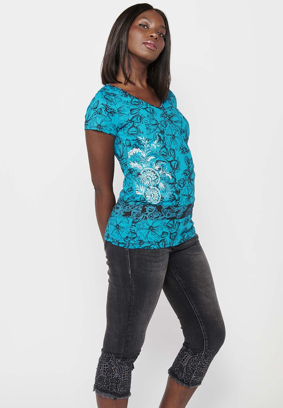 Camiseta larga de algodón de manga corta con detalle en la cintura y estampado floral con cuello pico de menta para mujer | moda actual