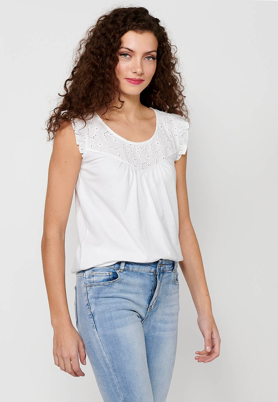 Camiseta de manga corta de cuello redondo con volante en los hombros para mujer | moda actual