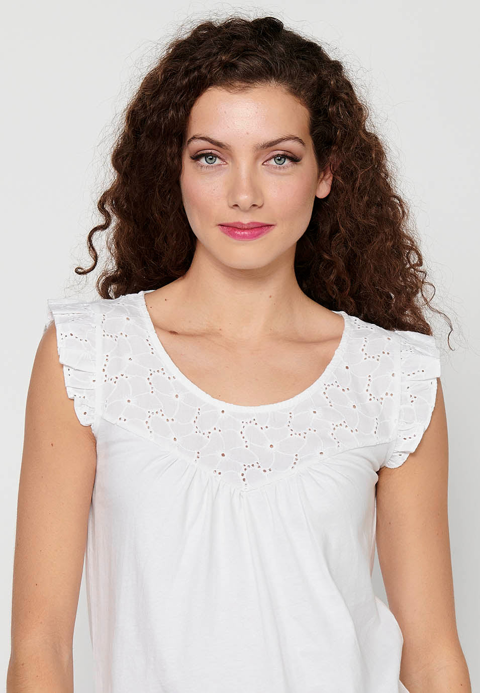 Camiseta de manga corta de cuello redondo con volante en los hombros para mujer | moda actual
