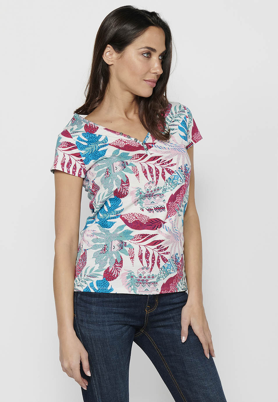 Camiseta de manga corta de algodón con escote pico con botones y estampado tropical de multicolor para mujer | moda actual