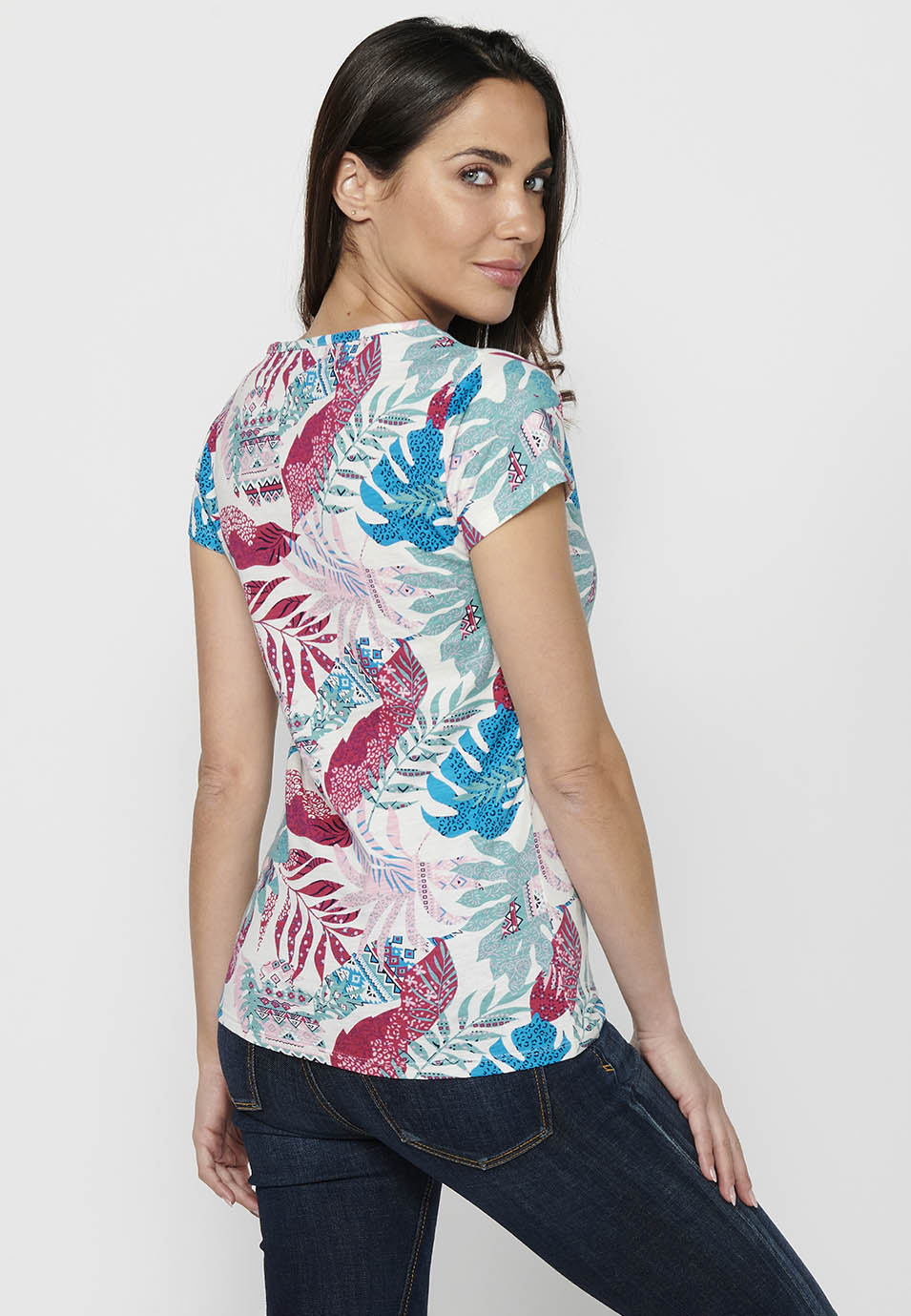Camiseta de manga corta de algodón con escote pico con botones y estampado tropical de multicolor para mujer | moda actual